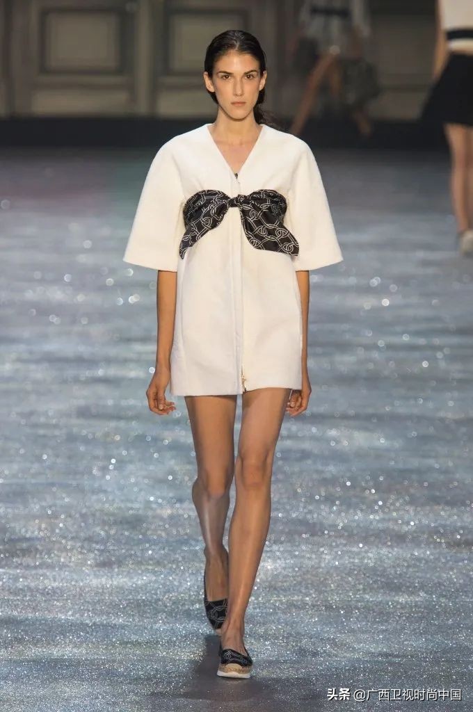 简单又时髦的丝巾系法你学到了吗,美丽时尚精美基础丝巾推荐