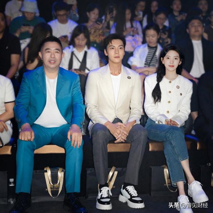 奥康首创运动皮鞋，35年创新科技诠释舒适与时尚