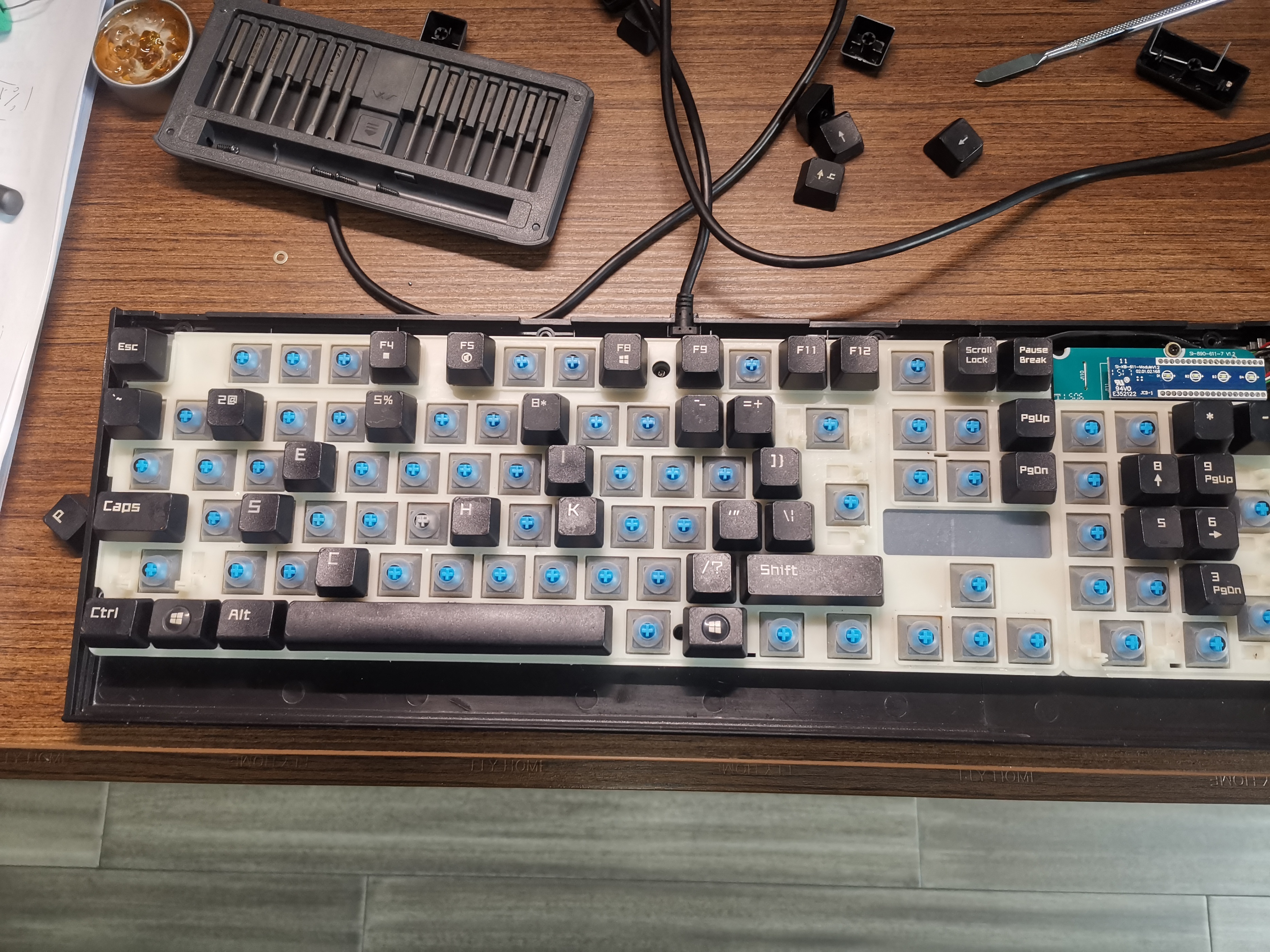 狼蛛鬼王104机械键盘怎么拆,键盘狼蛛f87pro侧刻换轴