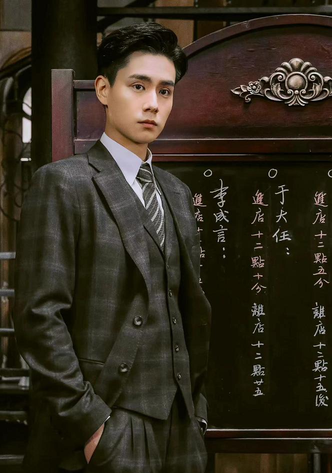 敢问这位男演员是沉浸在民国剧中无法自拔了吗?