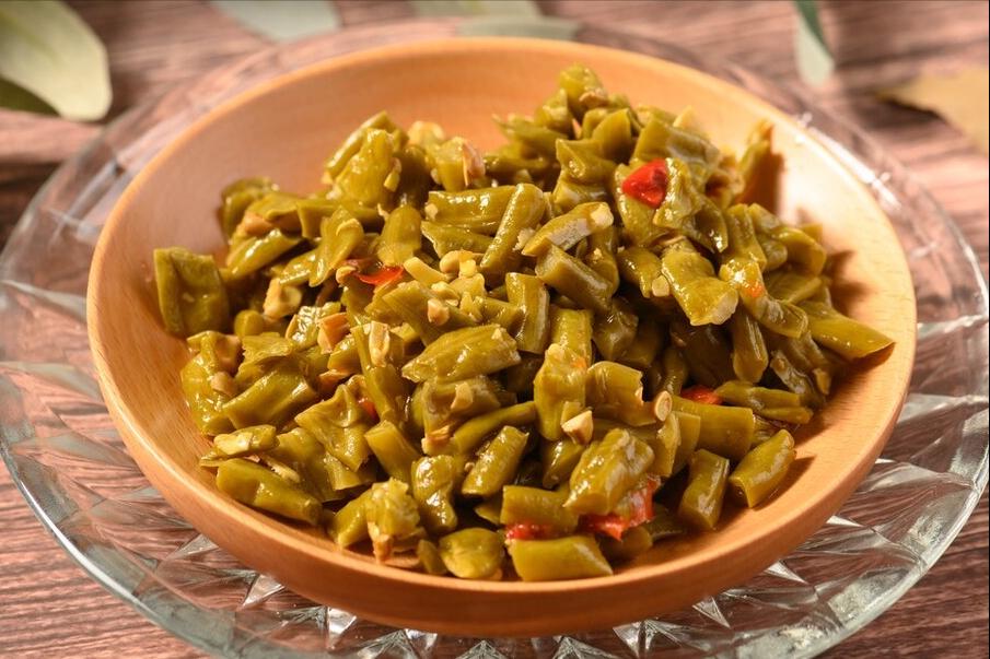 腌酸豆角，只放盐容易坏，餐厅大厨教你2招，酸脆入味放不坏