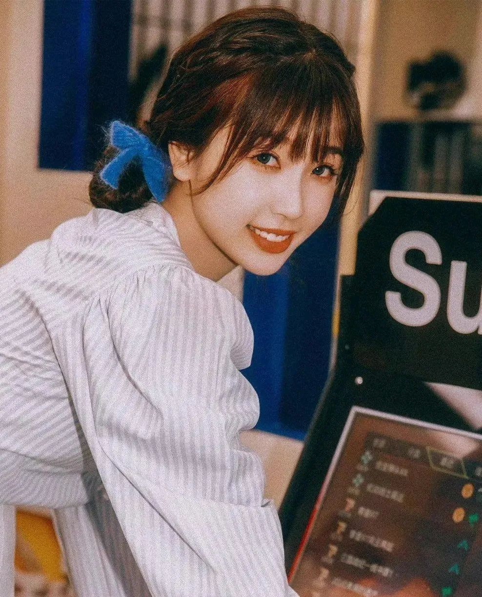 新年流行这4款扎发谁扎谁美,适合直头发的新年扎发