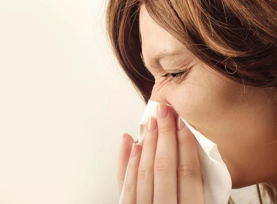 耳朵总是油得很还痒但掏不出东西,耳朵总痒却掏不出东西是咋回事