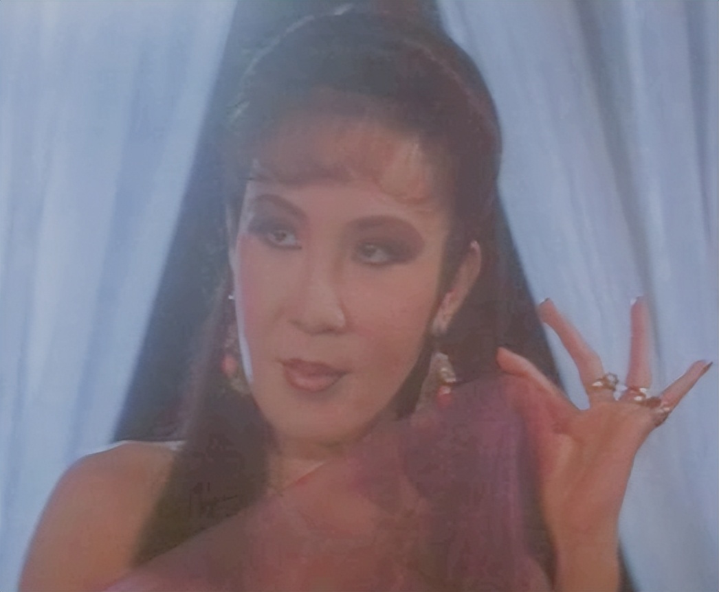 明明“徐娘半老”，却非要“尬演少女”，这4位女明星脸不红吗？