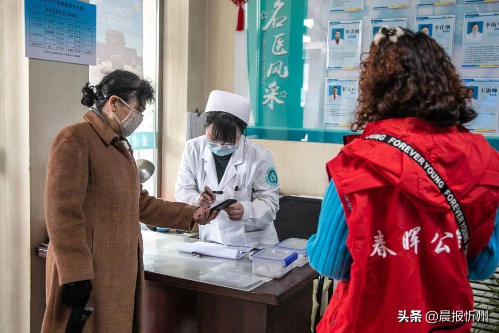 为抗疫一线医护人员送去关爱,为一线防疫人员免费治疗