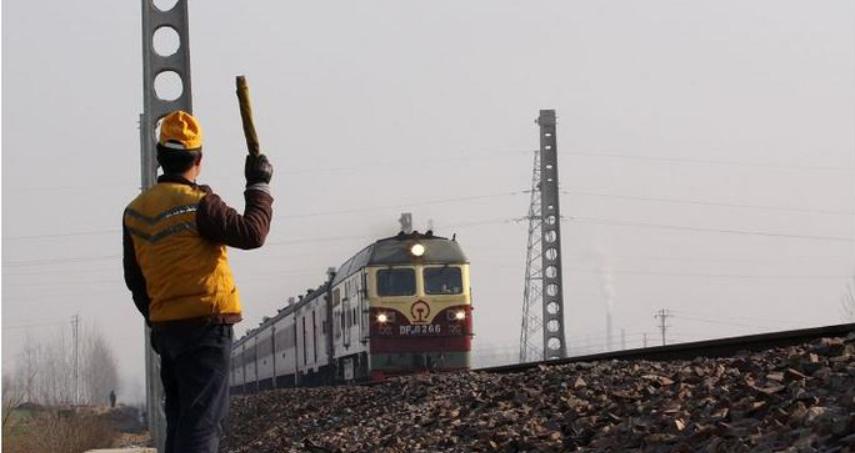 24岁姑娘与85岁老人拍婚纱照,24岁小伙和84岁老奶奶拍婚纱照