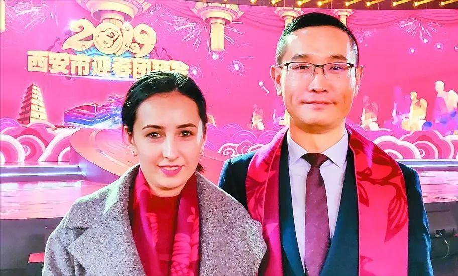 哈萨克斯坦美女爱上中国小伙，在恋爱中抓住跨国商机，他们赚大了