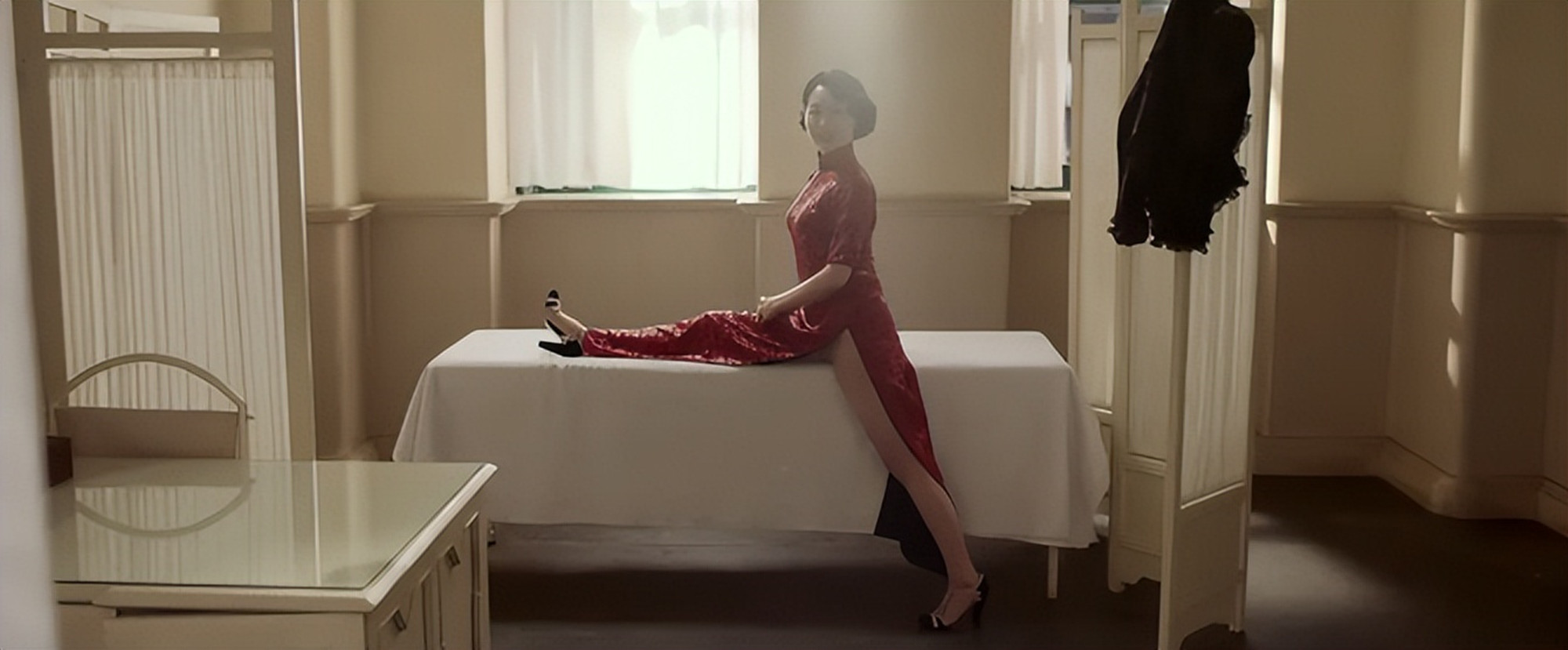 刘嘉玲关晓彤同框,穿旗袍大秀窈窕好身材