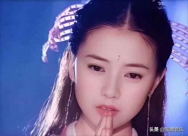 她曾经爆红的时候却选择了隐退,她淡出荧幕后嫁外国丈夫