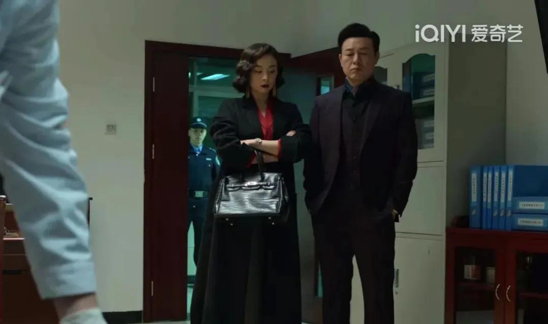 “狂飙”大嫂好会背包，看着好眼馋啊！