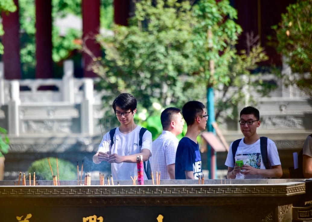 中学老师带学生家长给文具开光,老师带家长找大师给学生文具开光