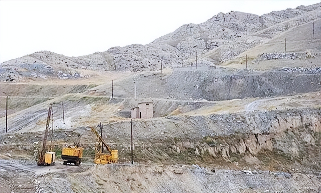 10年*疆新**惊现一种灰石头，毒性十分强烈，专家：这是一种稀有金属