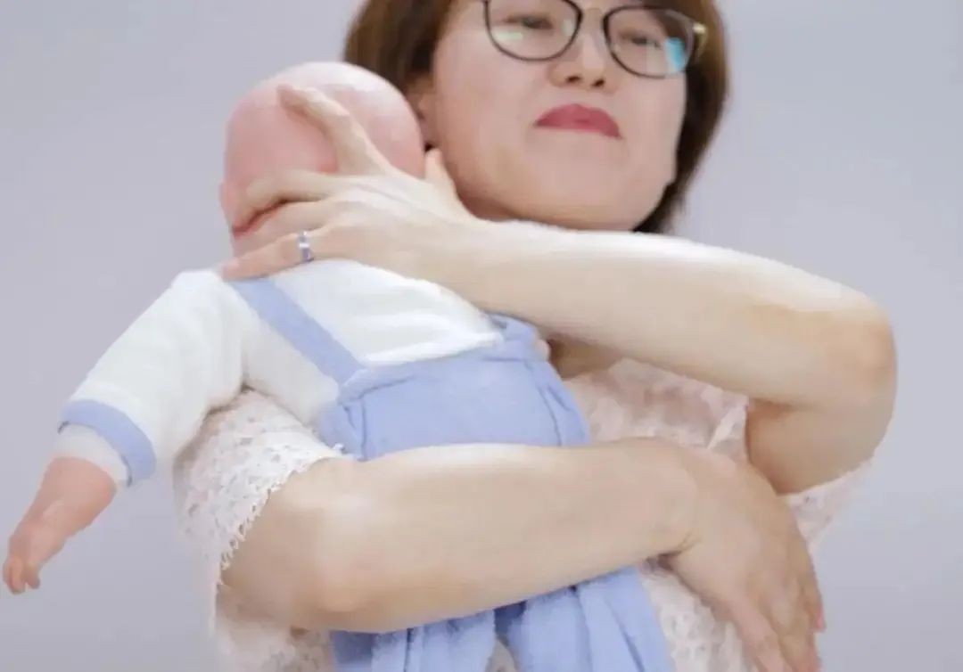 新生儿吐奶面部湿疹是过敏吗,宝宝身上起红点吐奶是怎么回事