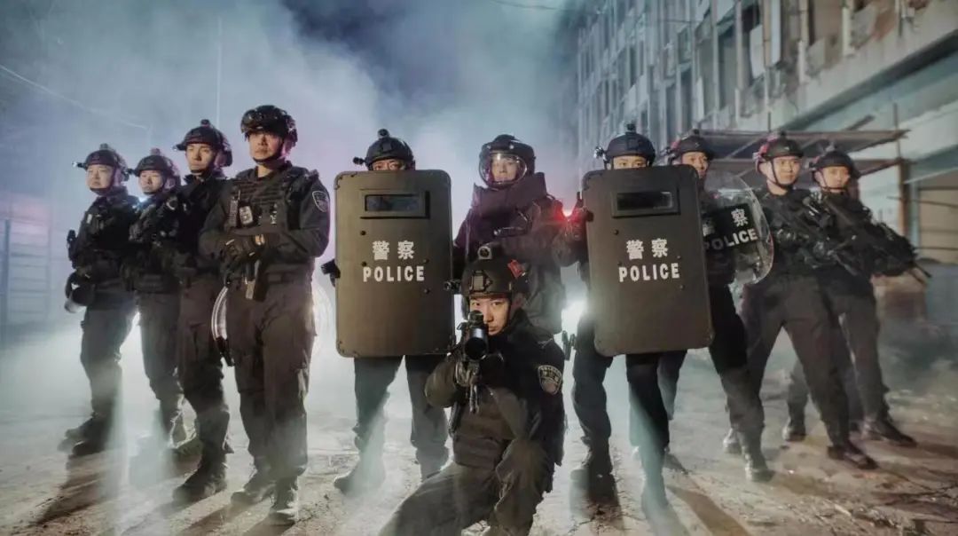 白发特警老队长,白发特警开枪