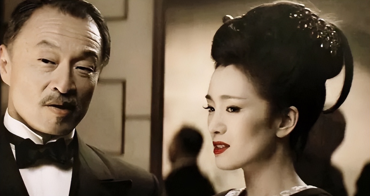 巩俐第几次陪同法国总统访华,巩俐随同法国总统访华视频