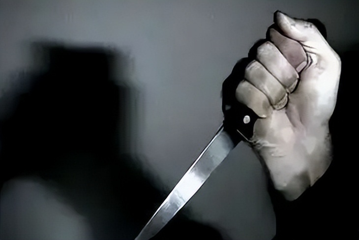 你让我无家可归，我杀你全家！男子怒砍邻居一家5口后，畏罪自杀