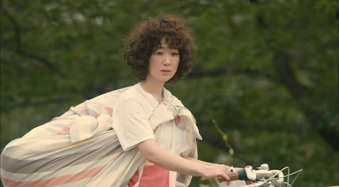 美女开奔驰收废品,90后美女废品回收开奔驰