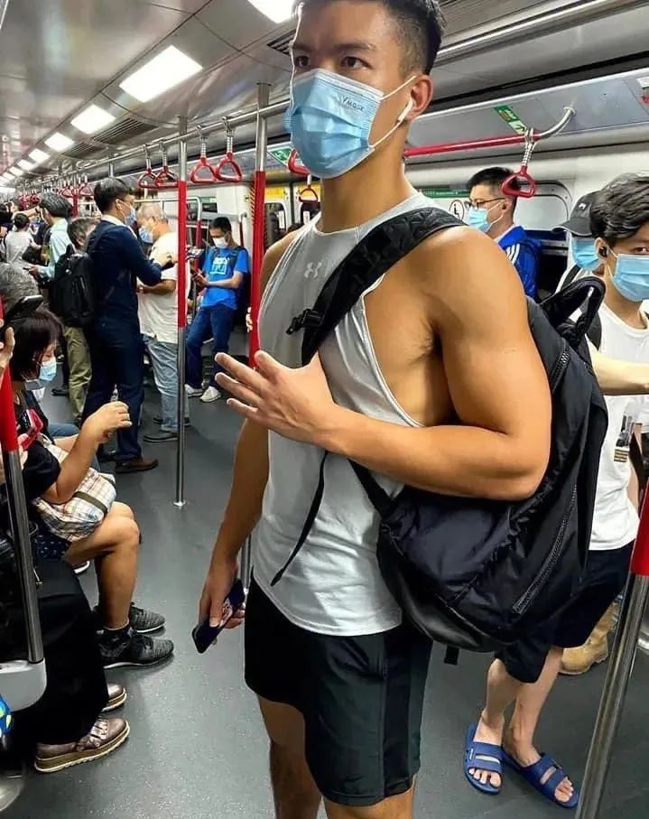 网友拍到穿校服高中生和青春擦肩,网友地铁上拍下的一幕