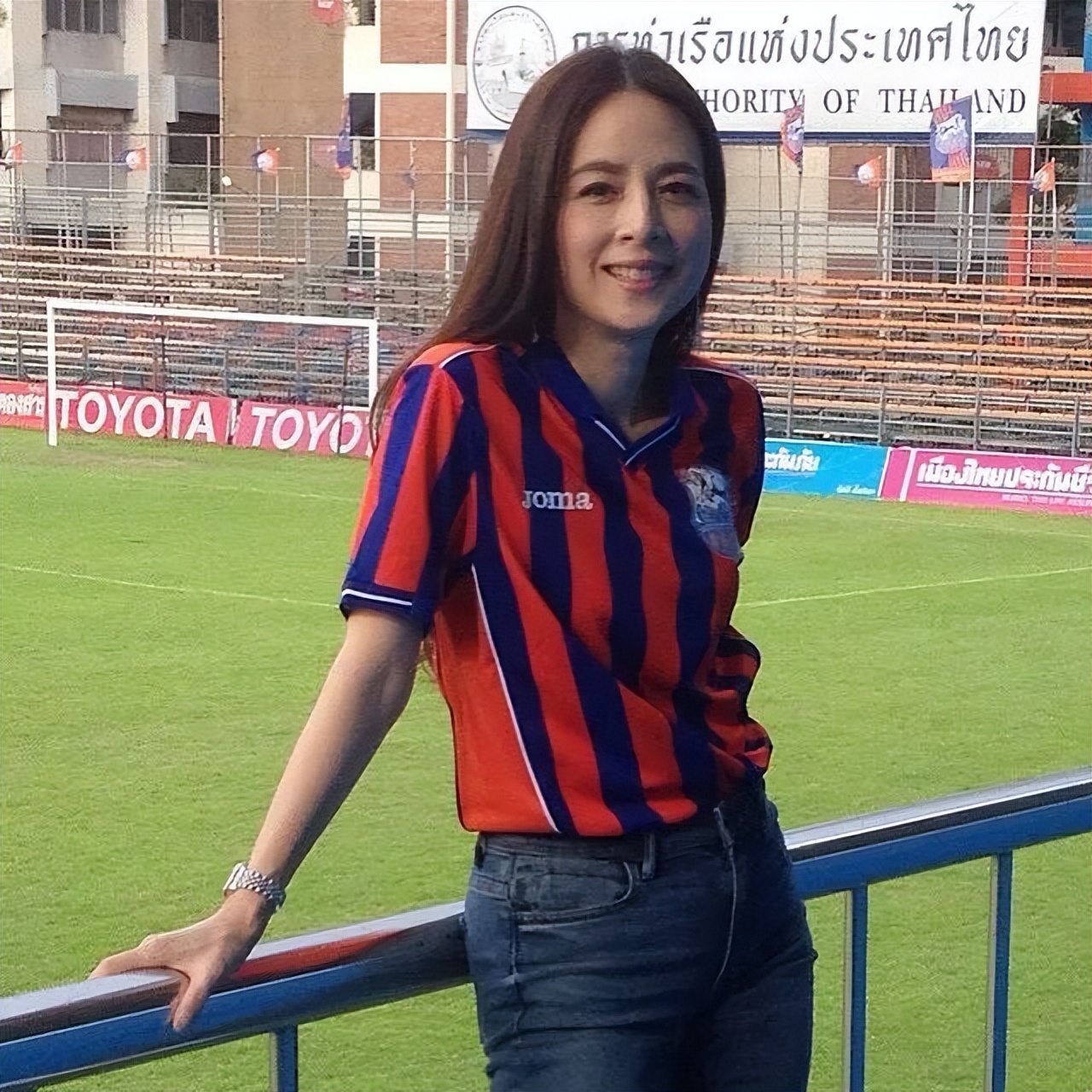 56岁泰国第一名媛：带球队打入世界杯，还是泰王“白月光”?