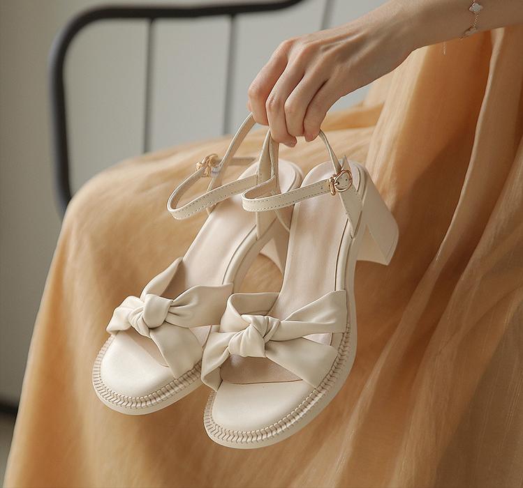 今年穿什么凉鞋好看?这20款好看不累脚