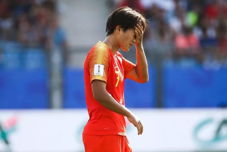中国女足1-6惨败事件,中国女足1-6惨败英格兰低级失误
