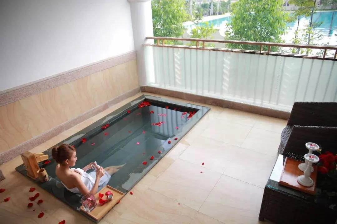 佛山芦苞镇又藏一顶奢温泉度假村，超大落地玻璃窗观园景，去打卡