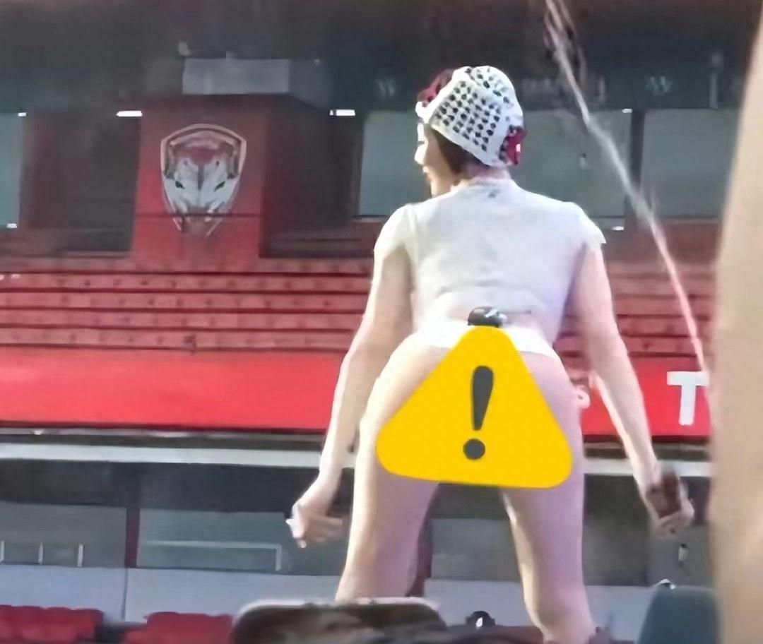 半露*裤内**、露下乳？这些女明星真是把诱惑穿在了身上