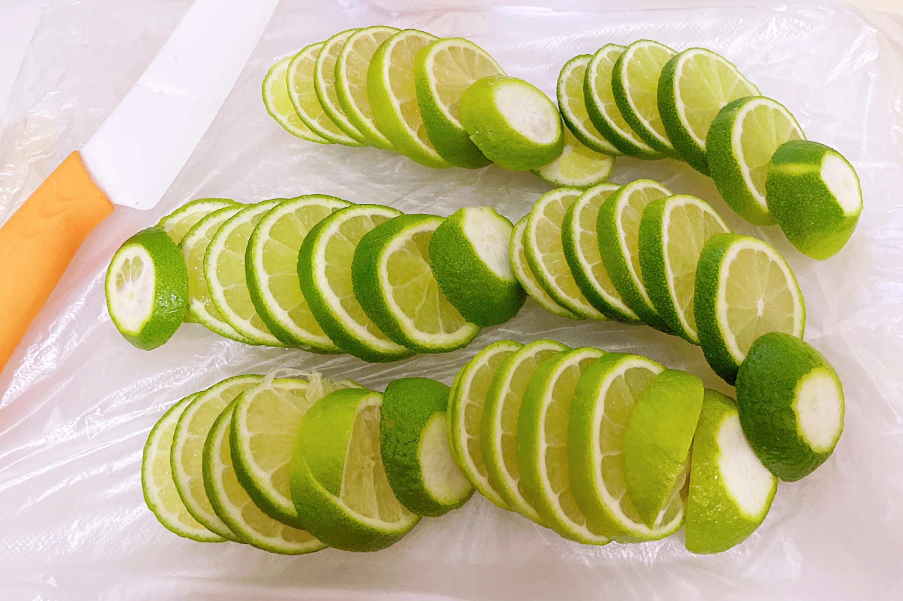 柠檬蜂蜜水什么时候喝美白,夏天来了蜂蜜柠檬水喝起来