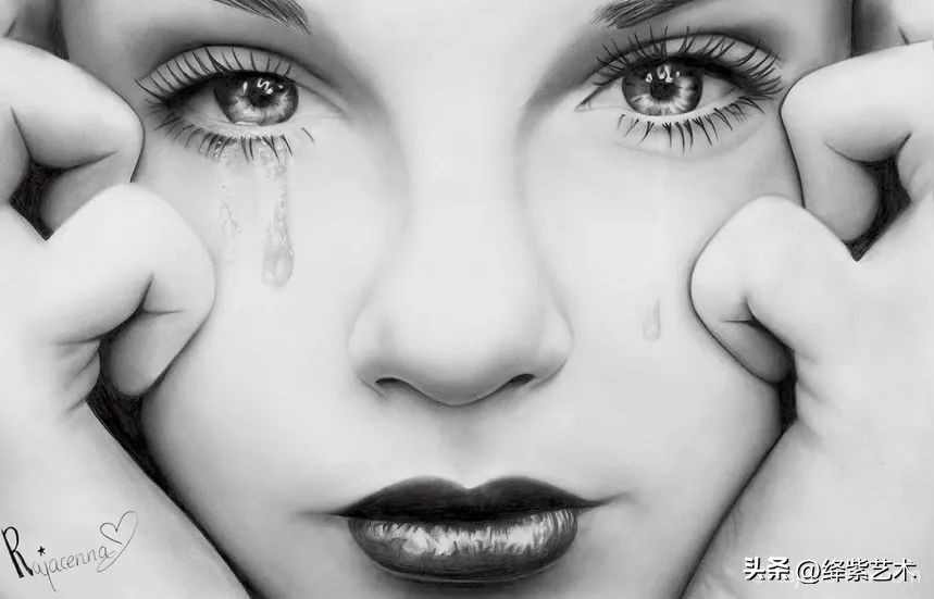 女画家用双手同时画画,用手画画女画家