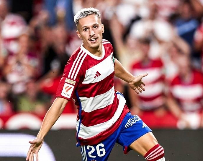 西班牙新10号出炉：身高1米64，西甲过人王！偶像是梅西