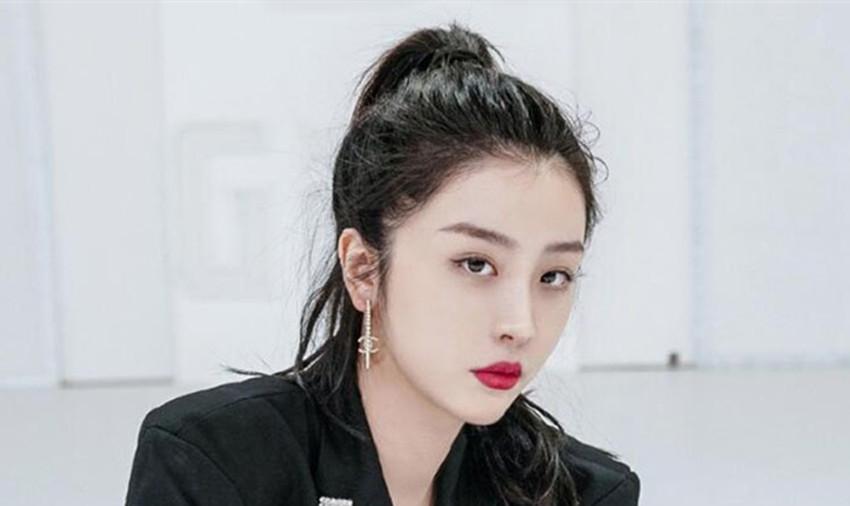 一段女星不雅视频,在镜头前清洗内衣,大胆行为与杨超越如出一辙