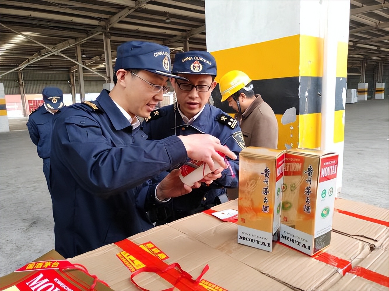 海关查获一入境旅客托运82瓶茅台,带茅台被海关拦住