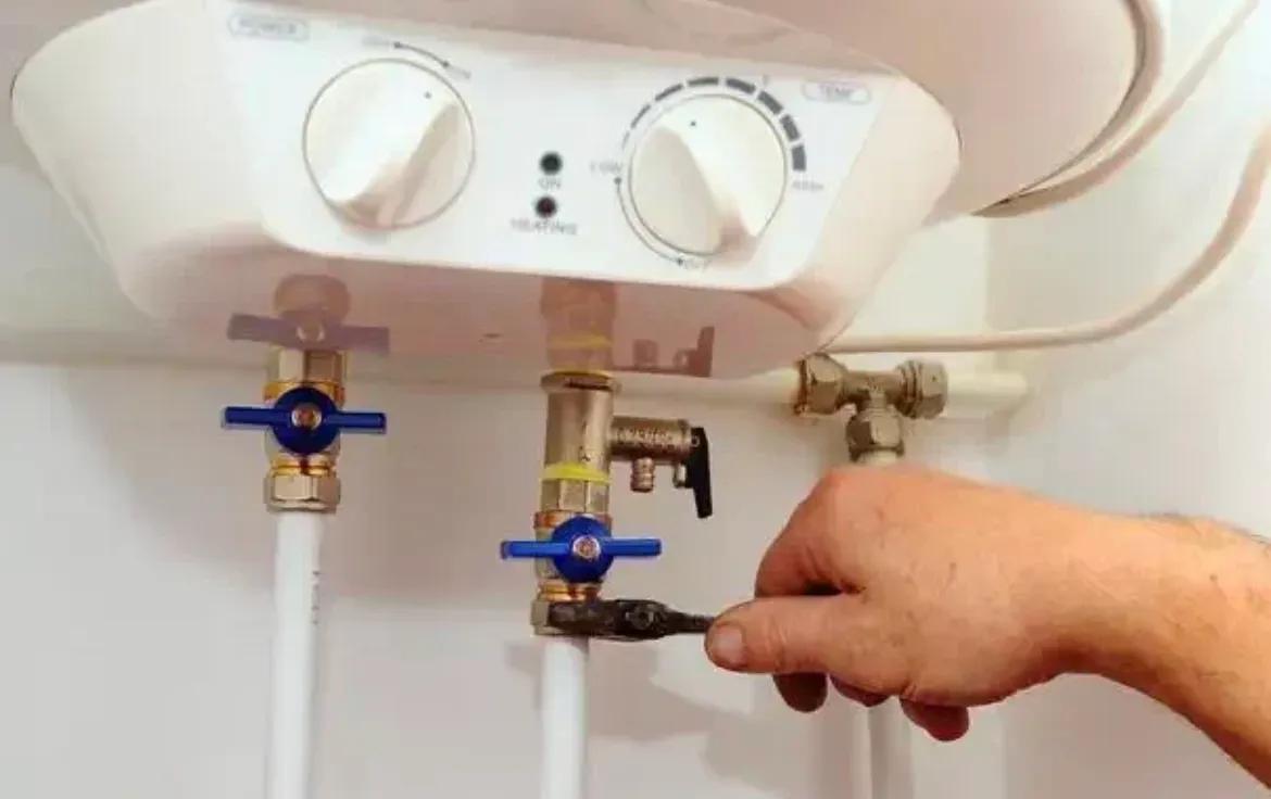 电热水器不通电是什么原因视频,电热水器通电正常但不加热