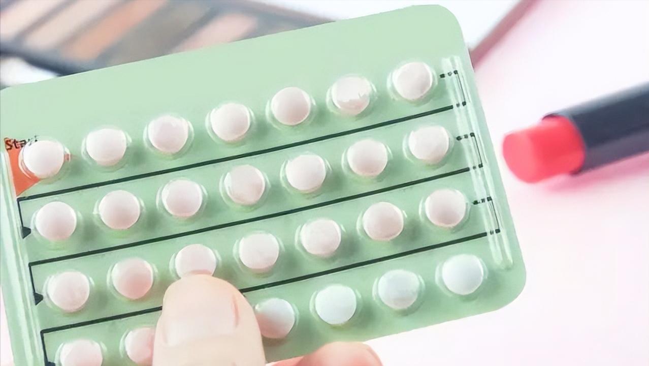 女性“下面”干涩，难免影响夫妻生活，医生：其实与4个因素有关