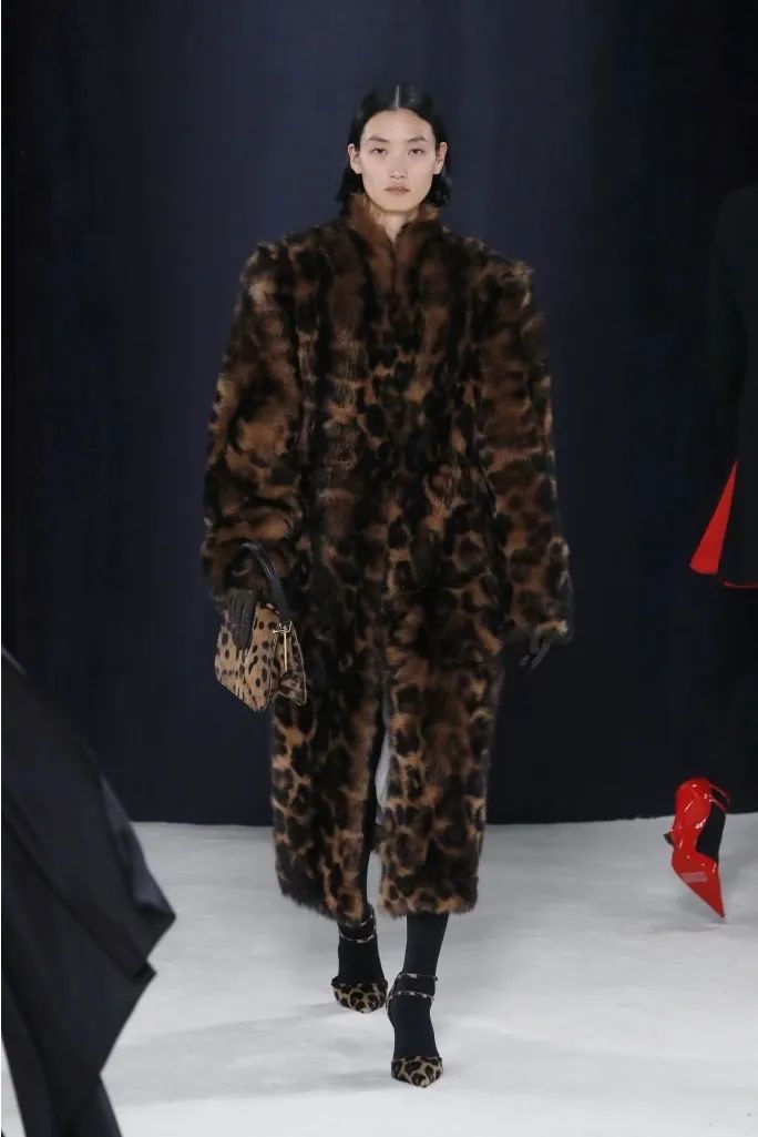 刘雯时隔三年重返时装周首秀,2003后女明星