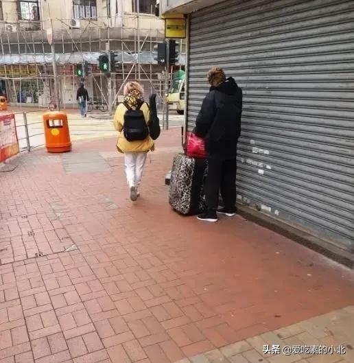 “小龙女”生活拮据,兑换港币还讲价,为省钱和妻子同抽一根香烟