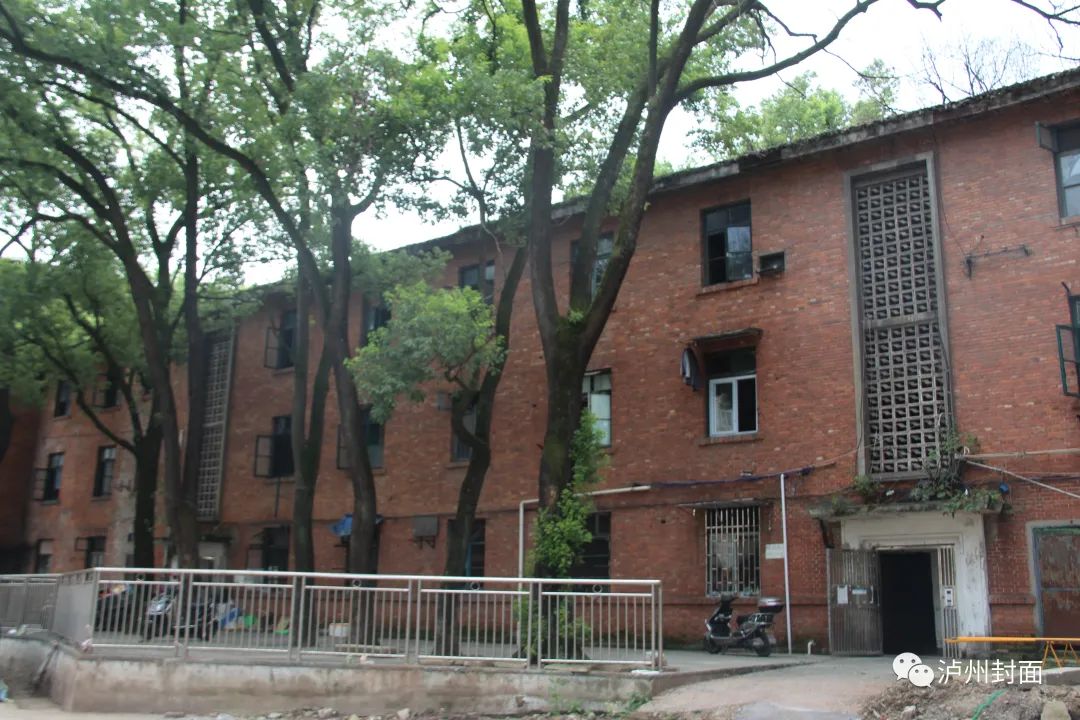 在高坝筒子楼，撞见一个暂停在八十年代的泸州