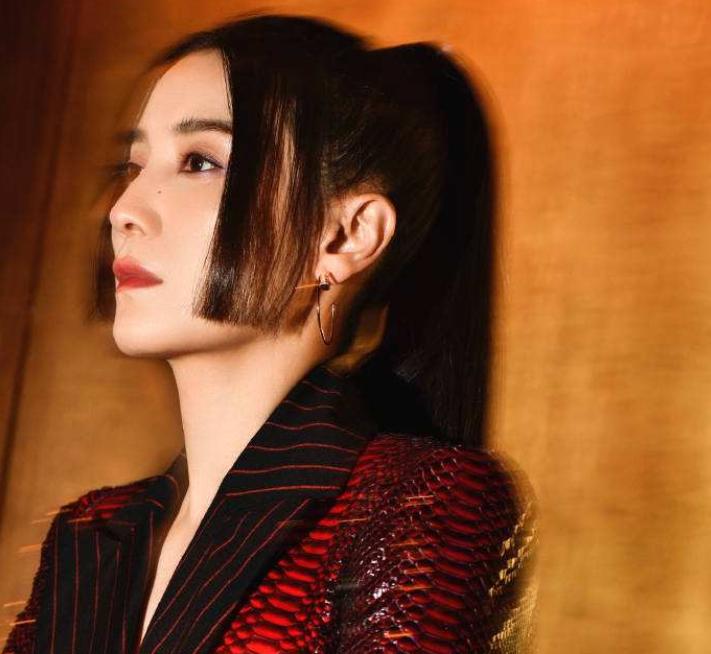 因为肩塌而红毯翻车的女明星,各个女星的红毯穿衣事故