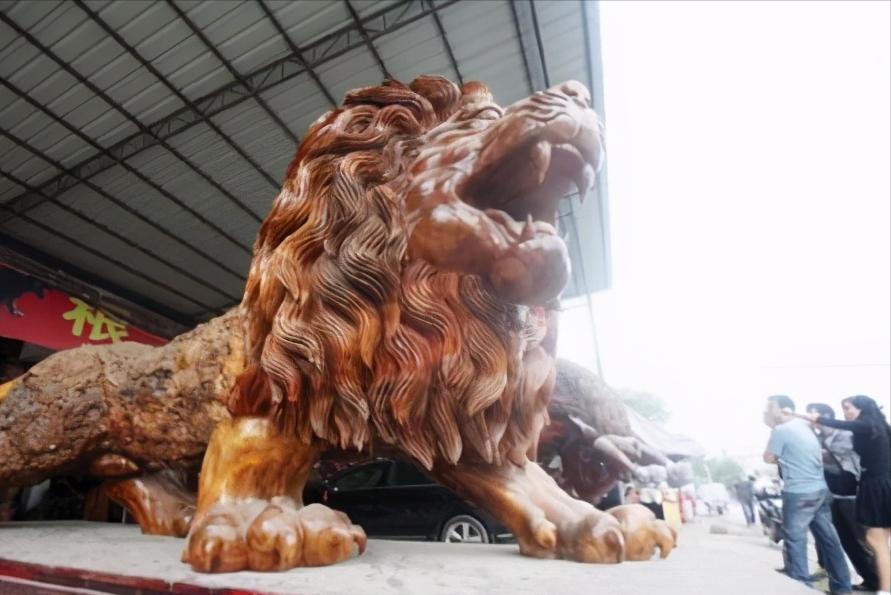 15米长东方雄狮根雕300万元拒卖,广西男子雕刻30吨楠木雄狮