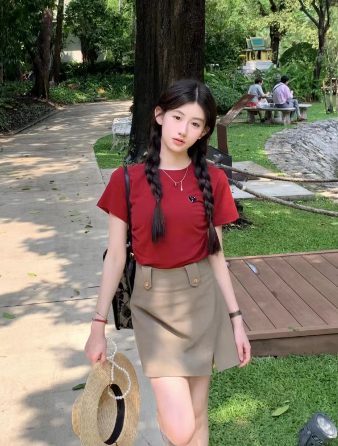 卡其色衣服怎样搭出高级感,早秋卡其色长袖衬衫外套高级穿搭