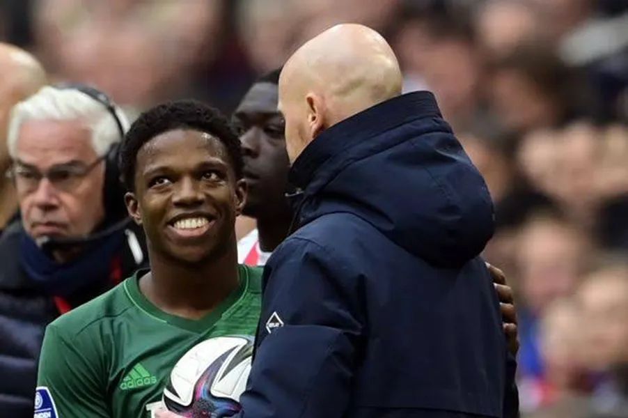 曼联1700万夏窗首签确定，荷甲第二左后卫恐为替补！下一步买中卫