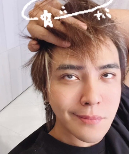 罗志祥在国外大街上搞怪,做各种滑稽的动作,疑似又开始放飞自我