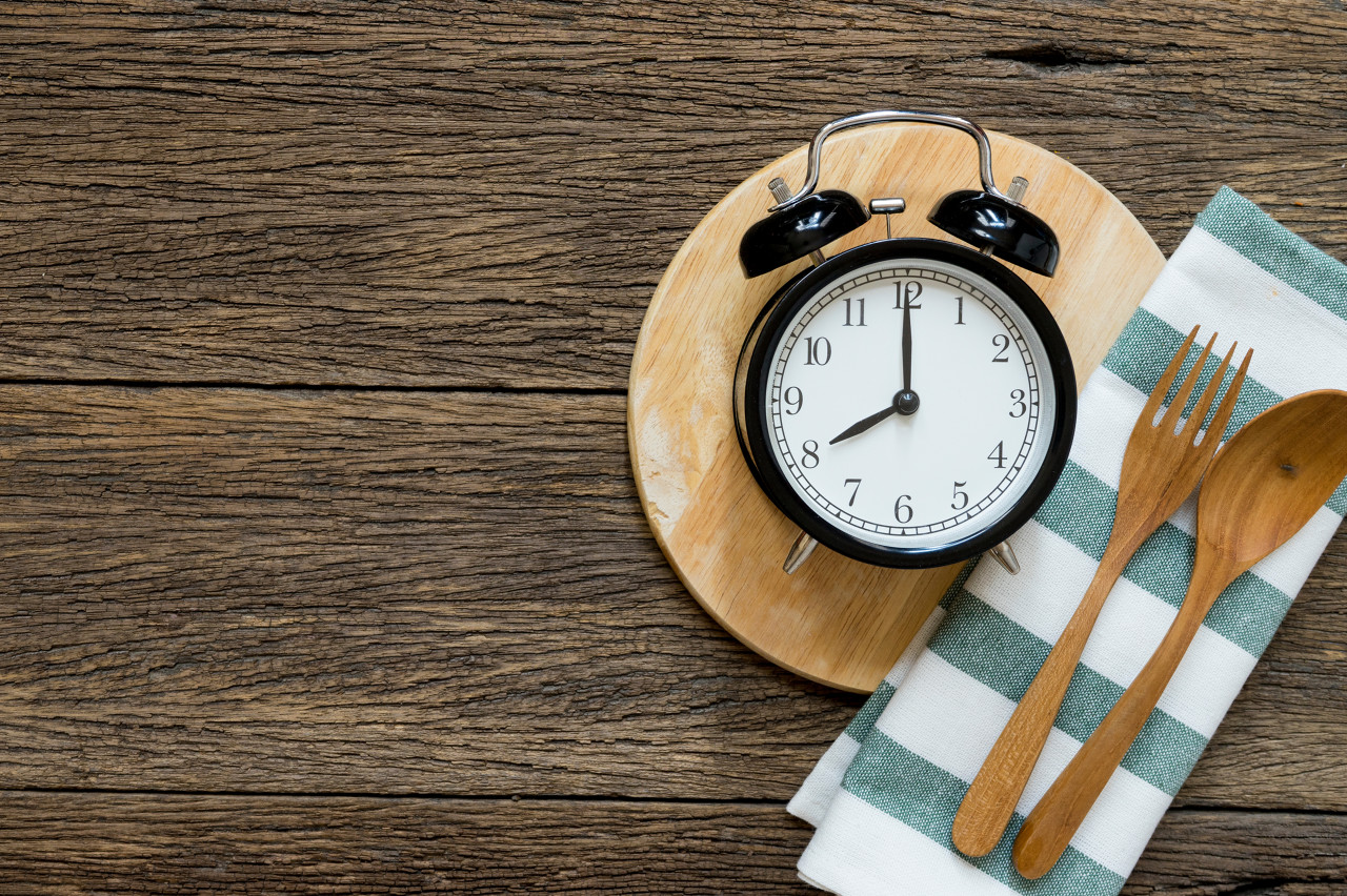 JAMA子刊再添新证：晚饭早点吃，减肥更有效