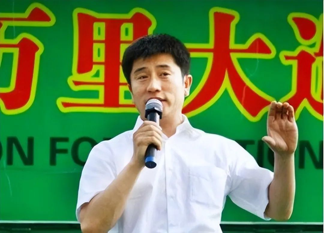 182万买手机靓号,诈骗13亿入狱,“万里大造林”的*相贵陈**,东山再起