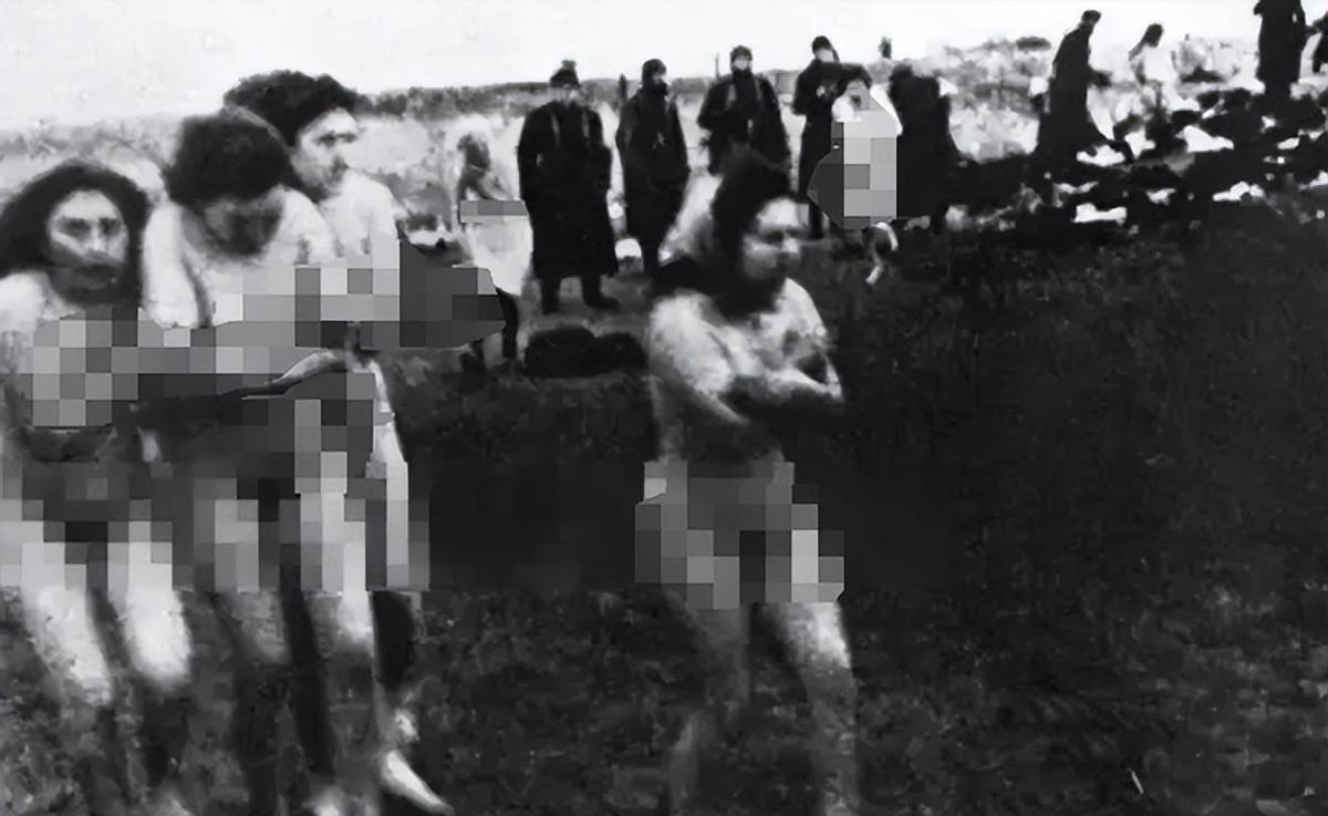 侵华日军残酷*行暴**，女子为活命脱下衣服让日本人拍摄，*辱侮**至死