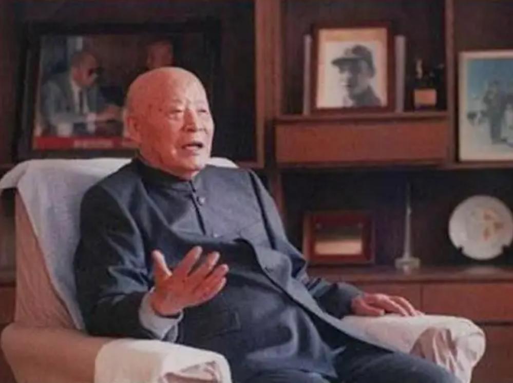 吕正操听不懂湖南话，王爱梅偷偷做了一个手势，被毛*东泽**一眼识破