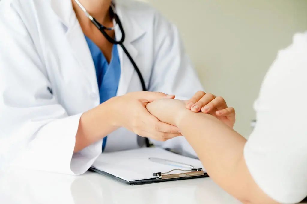 执业医师证含金量高还是本科证高,执业医师证书有用吗