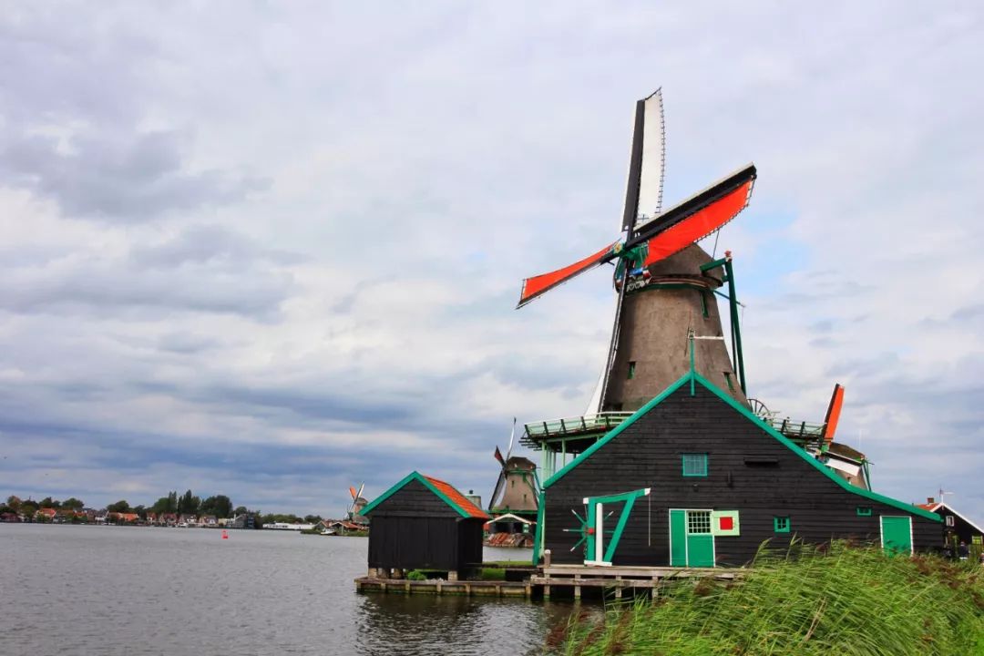 开车去欧洲第23集:在阿姆斯特丹*灯区红**,2名荷兰壮汉挑衅被我怼