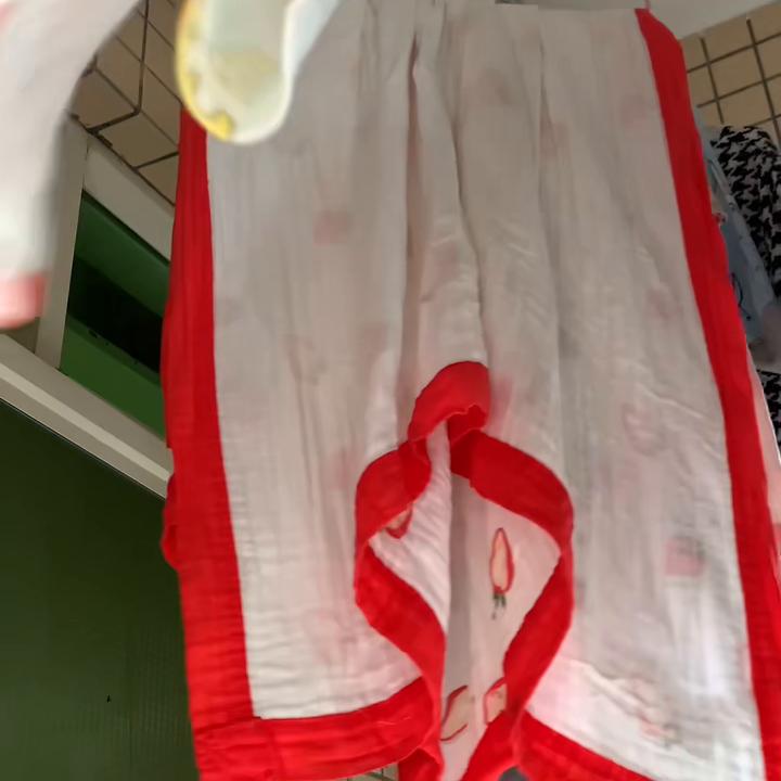 在第二次尝试给岢岢加奶粉时，没想到过敏了，本以为父母都...