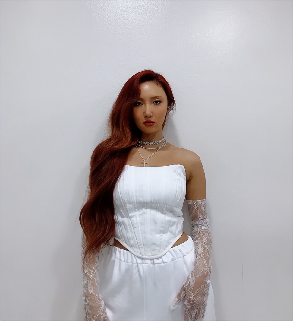 曝华莎学校演出涉嫌犯罪，舔手指摸下身动作不雅，学生家长已举报